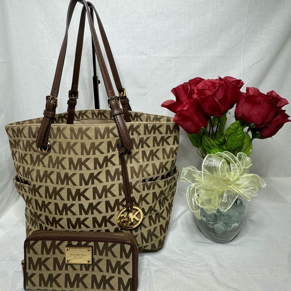EUC - Michael Kors “Anabelle” jet set signature canvas tote and matching wallet